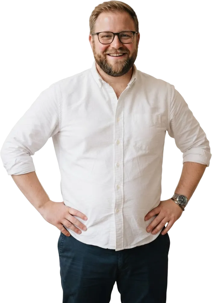Freigestelltes Porträt eines Mitarbeiters im weißen Hemd, Hände in die Hüften gestützt